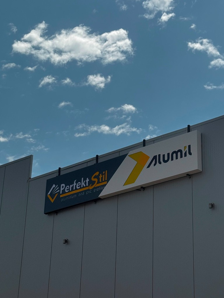 Фасадна реклама Perfekt Stil и Alumil на индустриски објект