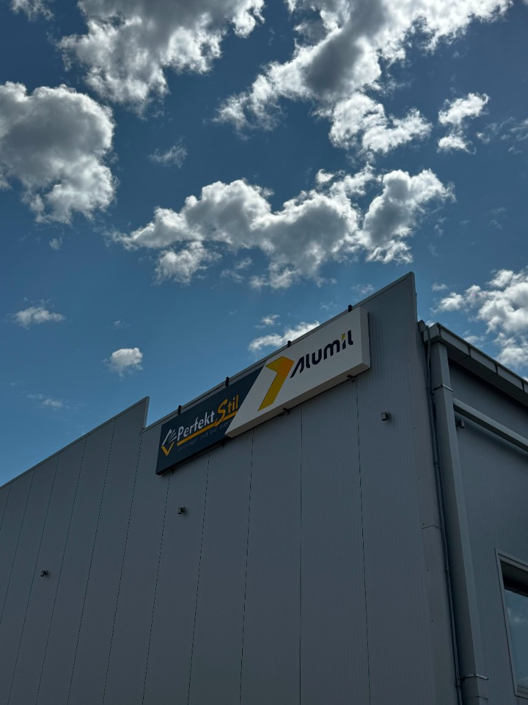 Монтирана фасадна реклама Alumil — Perfekt Stil