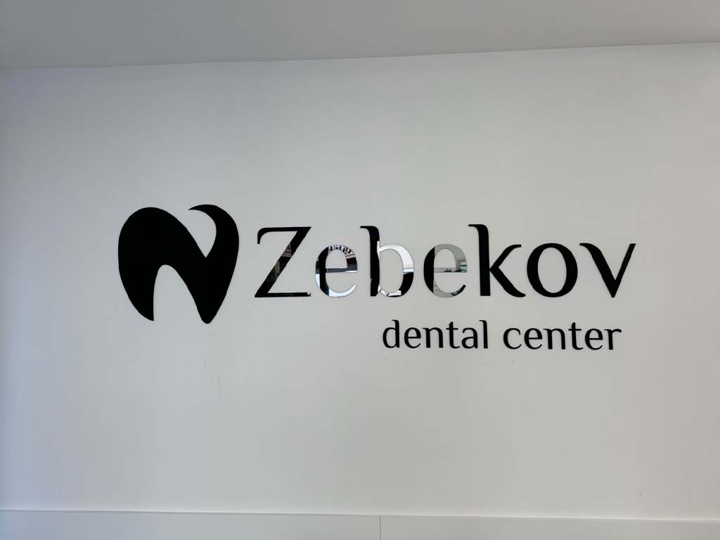 Фасадна реклама со шаблон техника за Zebekov Dental Center